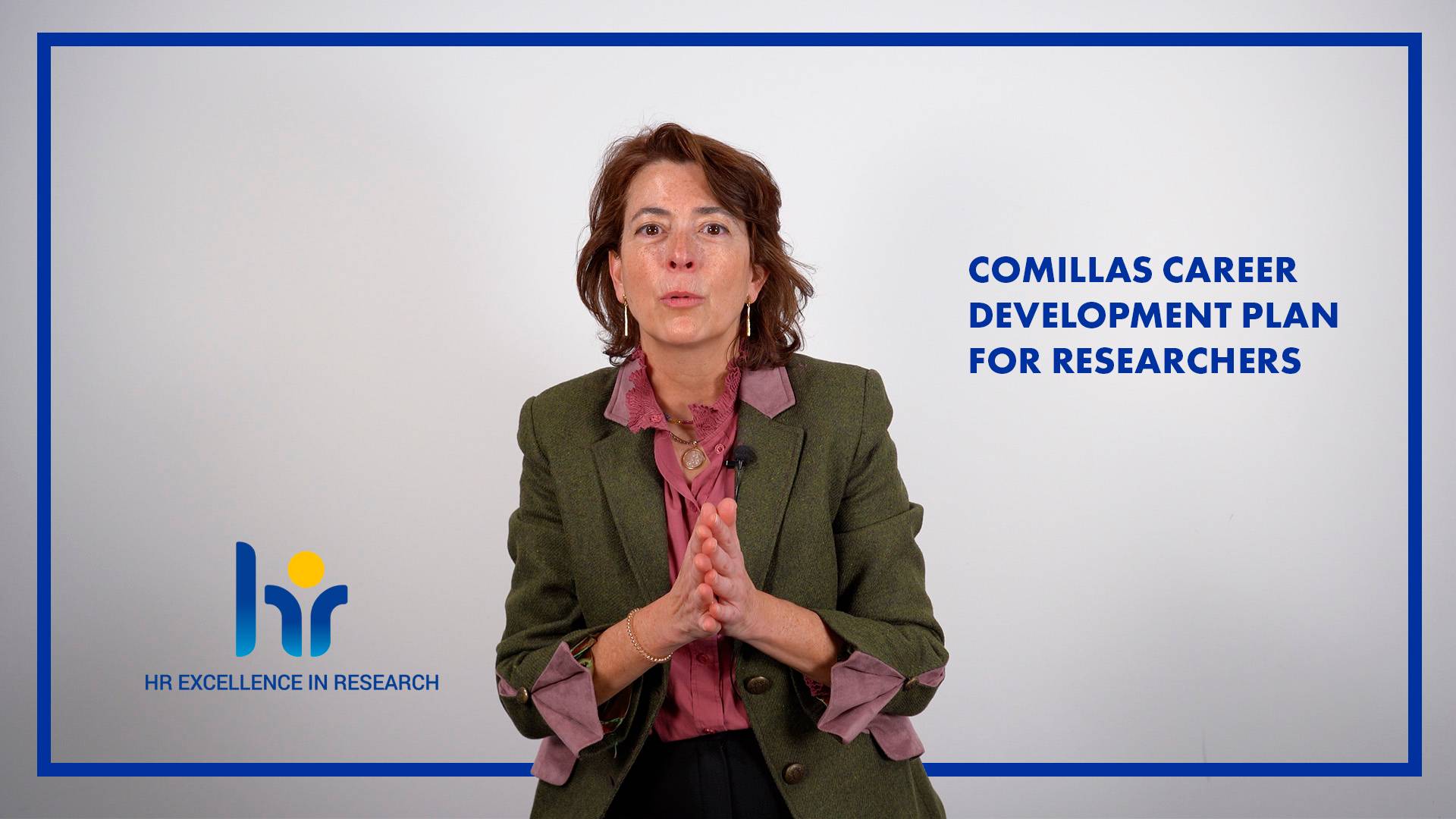 Mujer explicando plan de desarrollo de carrera para investigadores en video de Comillas HR Research