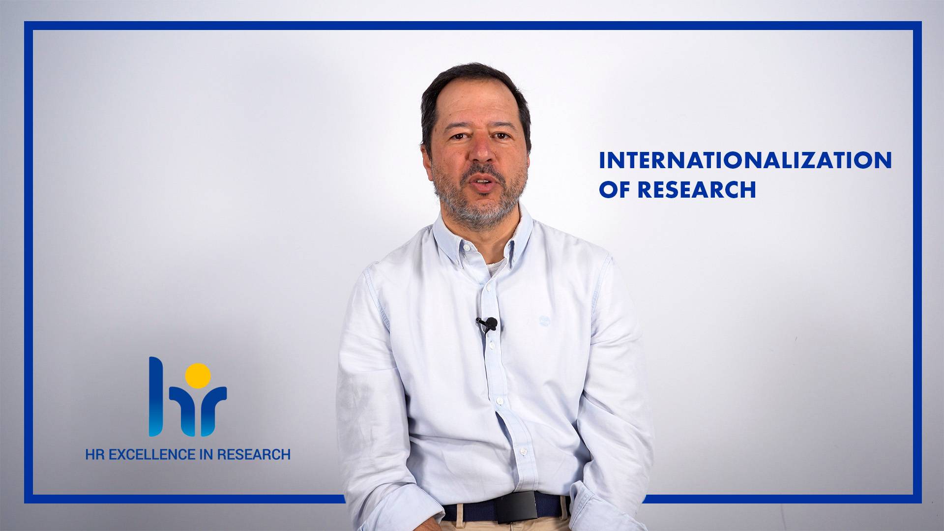 Profesor hablando sobre internacionalización de investigación en un video de la Universidad Comillas.