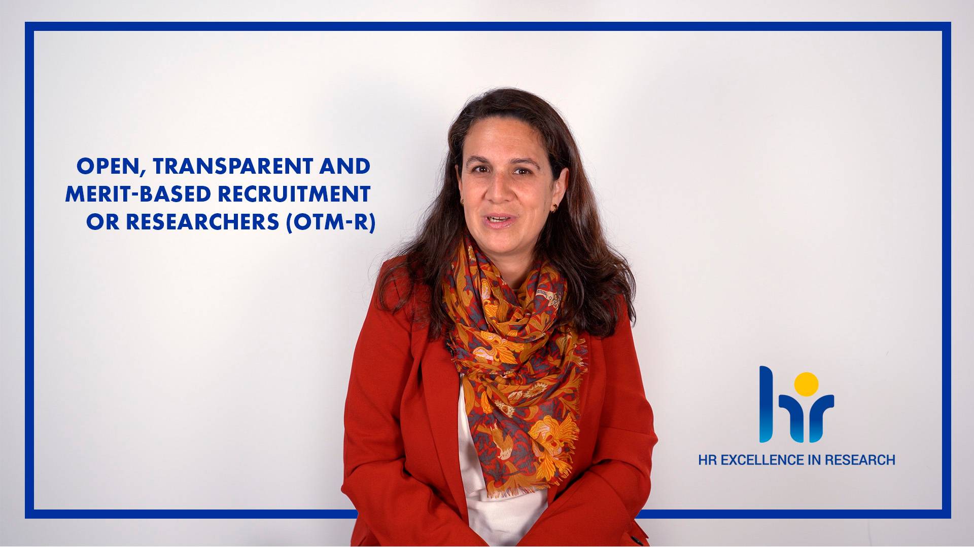 Mujer en presentación sobre reclutamiento transparente y meritorio en investigación HR, logotipo HR Research.