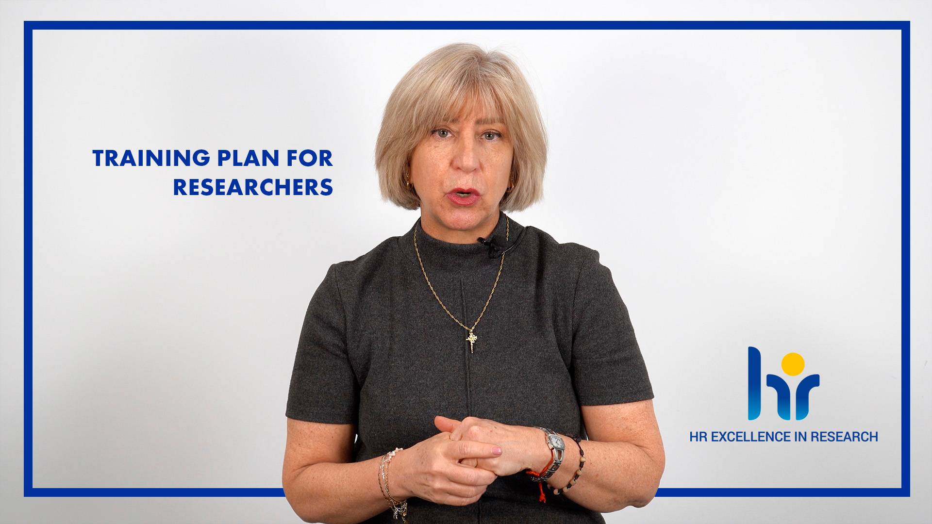 Mujer explicando el plan de formación para investigadores en video, con texto "Training plan for researchers" y logotipo de HR Research.