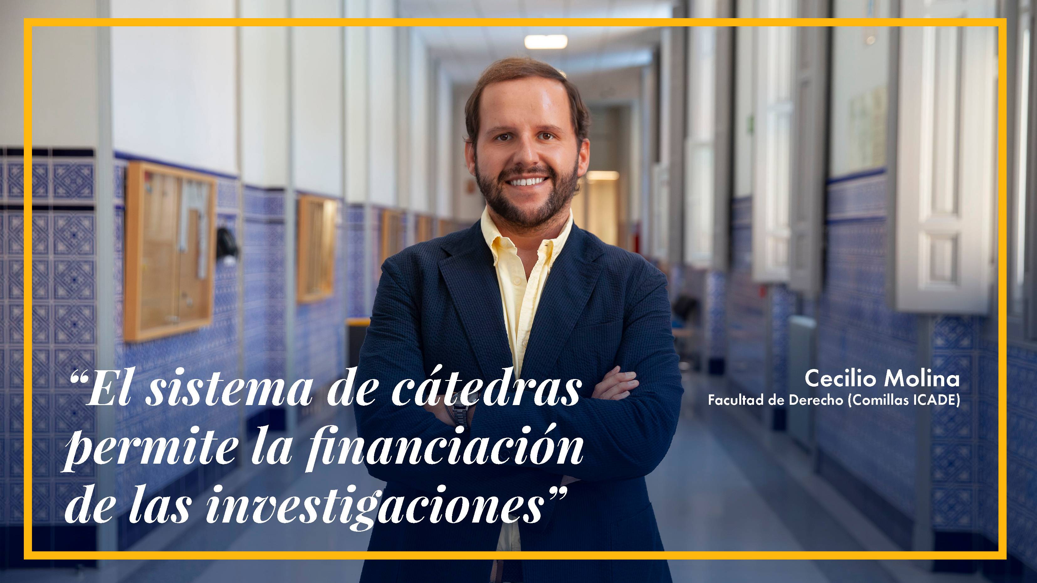 Profesor sonriendo en pasillo de universidad con cita sobre financiamiento de investigaciones en Comillas