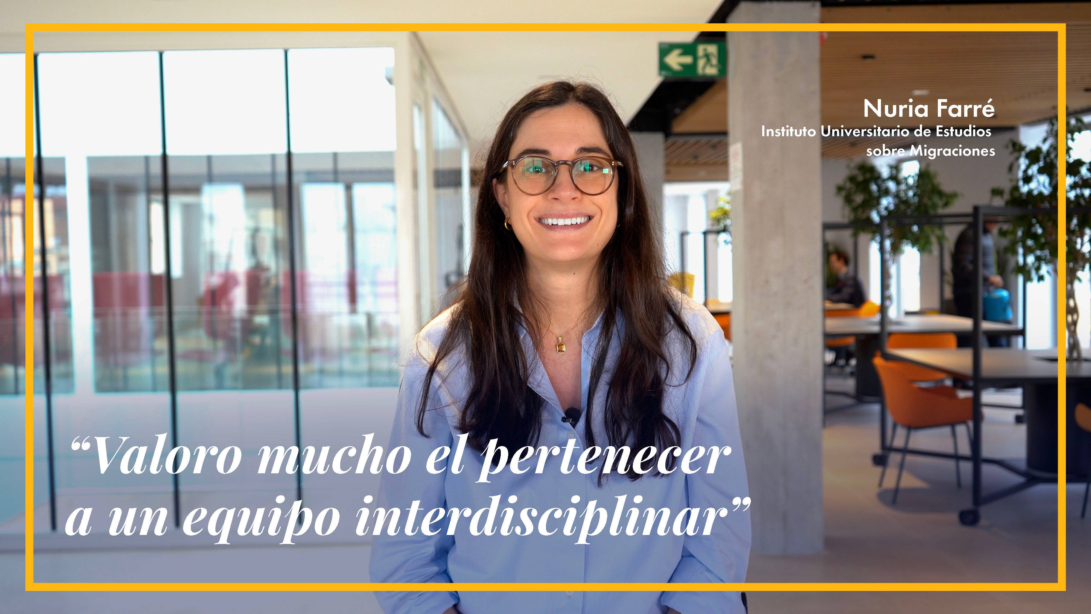Mujer smiling con gafas en espacio universitario, cita sobre pertenencia a equipos interdisciplinares, Universidad de Comillas