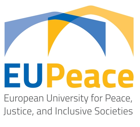Logotipo de EUPeace, la Universidad Europea para la Paz, Justicia y Sociedades Inclusivas, con arcos de color naranja y azul sobre fondo blanco.