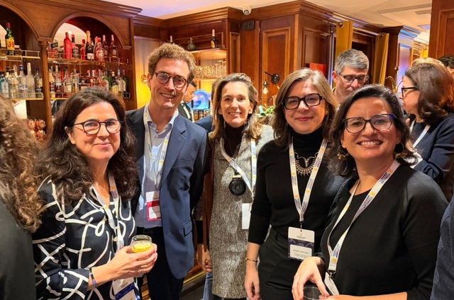 Un grupo de profesionales sonrientes posando en un evento social.