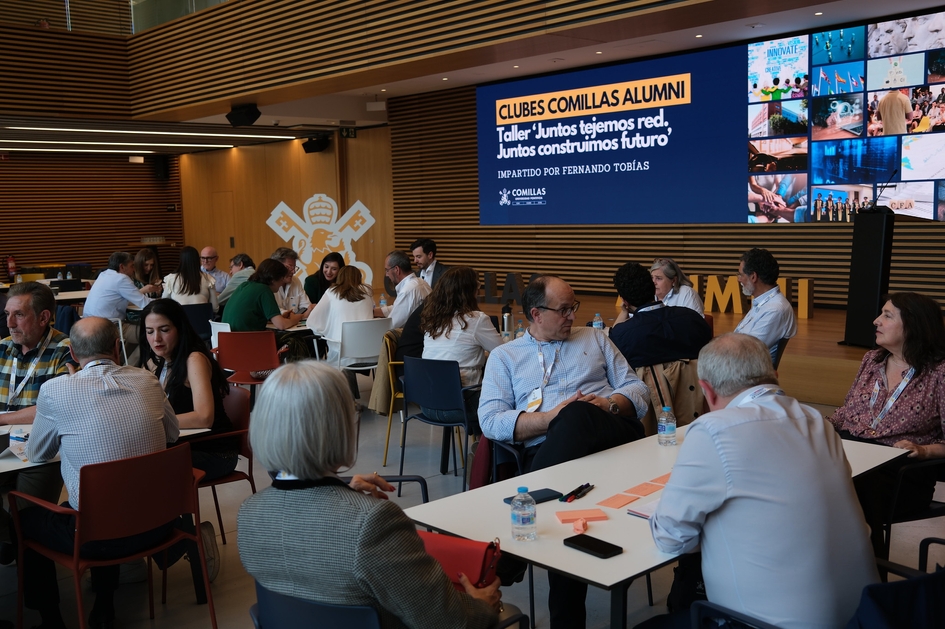 Reunión de alumni en un taller para construir una red conjunta en un ambiente colaborativo.