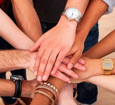 manos unidas de personas multietnicas