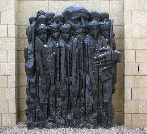 Escultura que representa a un grupo de personas con un líder al frente, simbolizando la lucha y la unidad.