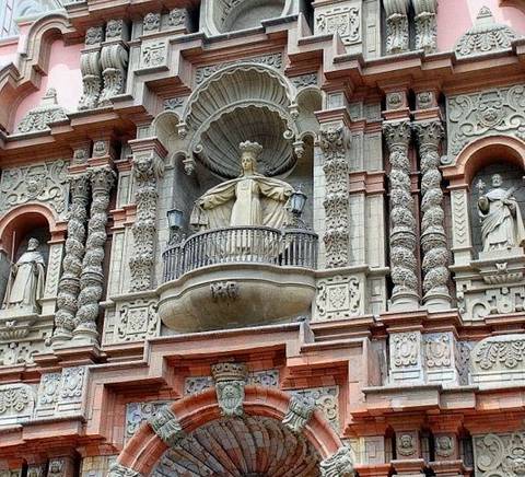 La imagen muestra la impresionante fachada de un edificio histórico en Lima, con hermosos detalles arquitectónicos y esculturas.
