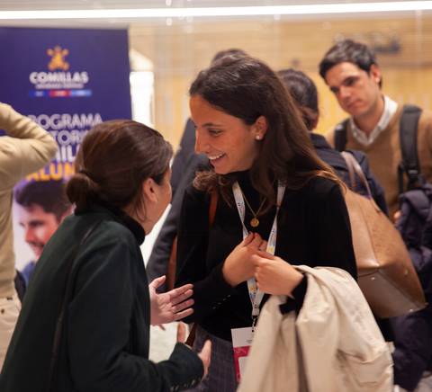Dos mujeres conversan animadamente en un evento de networking.