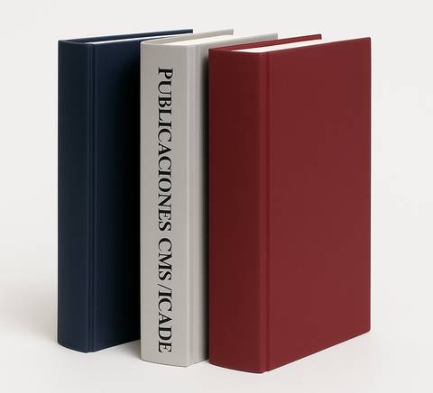 Tres libros de diferentes colores, uno de ellos con el título 'PUBLICACIONES CMS/CADE' en el lomo.