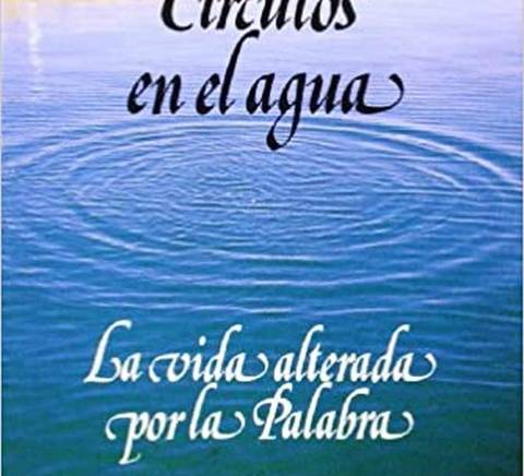 Book cover for 'Círculos en el agua' featuring a serene water background with text overlay.