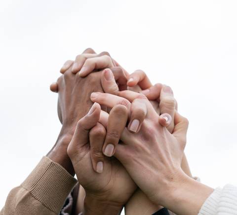 Un grupo de manos unidas en señal de unidad y colaboración.
