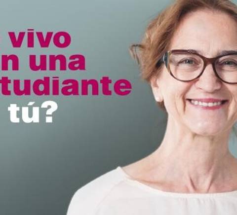 A smiling elderly woman with glasses on a grey background with pink and white Spanish text saying 'Yo vivo con una estudiante, ¿y tú?'