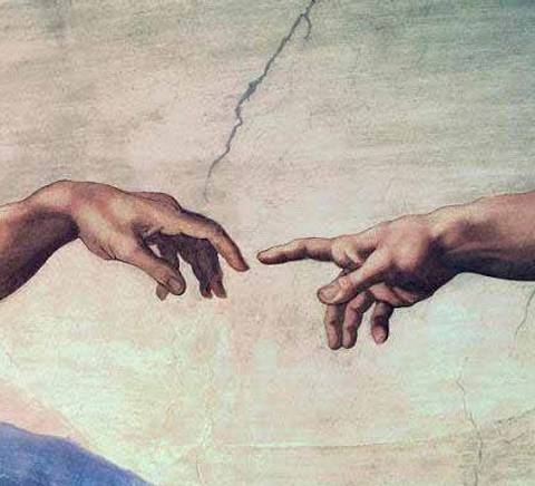 Las manos de dos figuras se acercan en un momento de conexión simbólica.