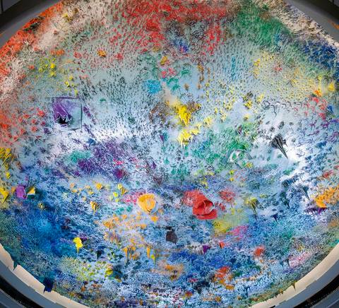 Una obra de arte colorida que cubre un techo con diseños abstractos y vibrantes.