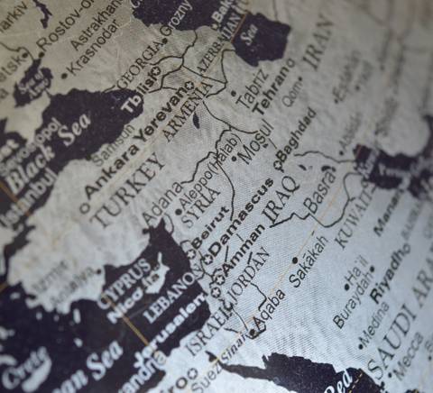 La imagen muestra un mapa antiguo de la región que abarca parte de Europa y Asia, destacando países como Turquía, Irak y Arabia Saudita.