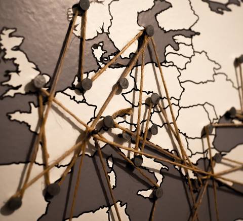 Un mapa de Europa con hilos que conectan diferentes puntos.