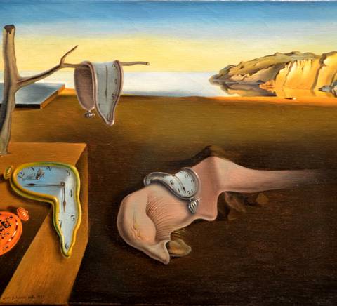 Una pintura surrealista que muestra relojes derretidos en un paisaje desértico.