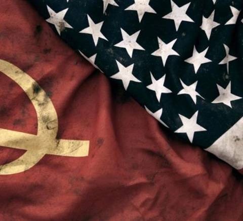 La imagen muestra las banderas de la Unión Soviética y Estados Unidos entrelazadas.