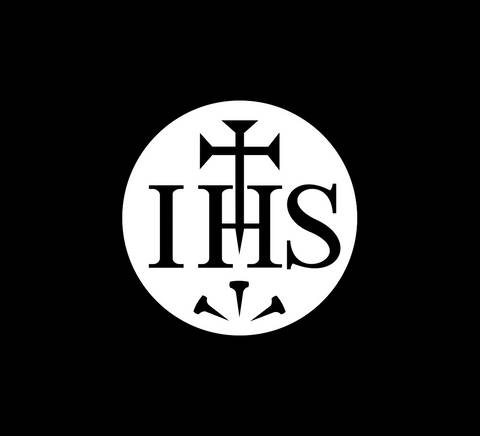 Un símbolo religioso en un fondo negro con letras y una cruz.