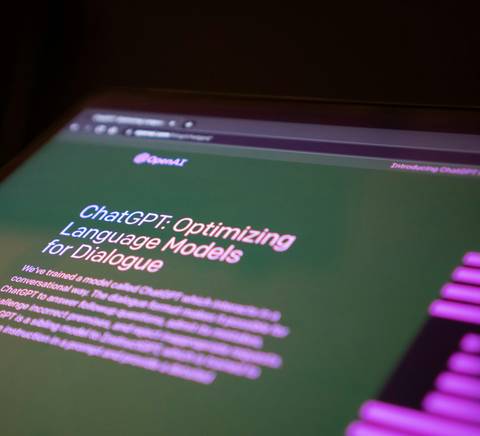 Pantalla de un dispositivo mostrando información sobre ChatGPT y modelos de lenguaje.