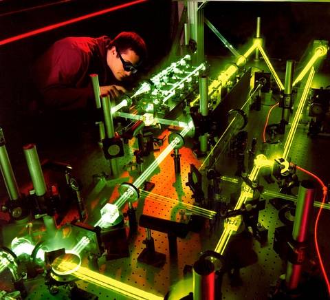 Un investigador trabaja con un sistema de láser en un laboratorio de física.