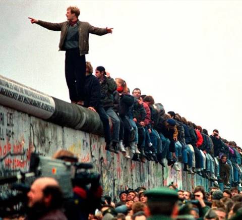 Multitud de personas celebrando la caída del Muro de Berlín.