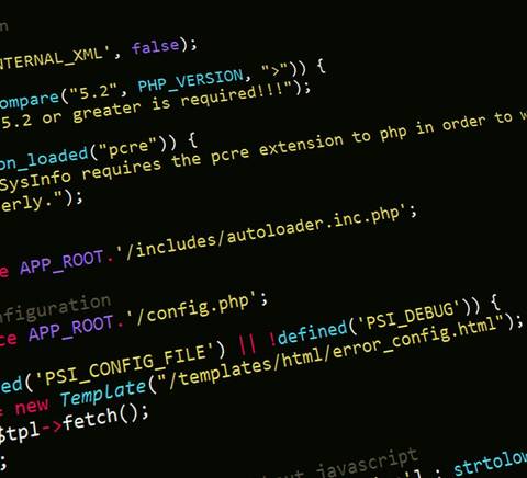 El código fuente de un archivo PHP que muestra definiciones y configuraciones de un sistema.