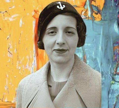 Una mujer posa frente a un fondo abstracto de colores vibrantes.