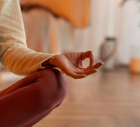 Mujer haciendo yoga