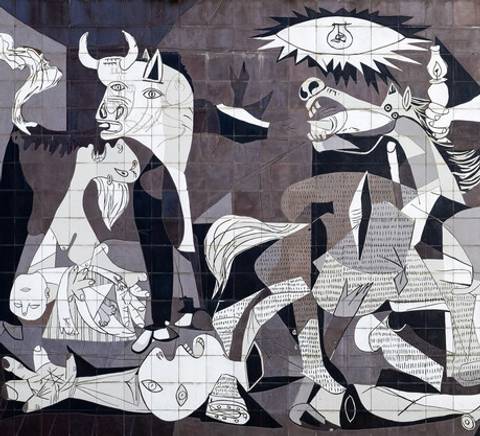 Una obra mural que representa una escena de caos y conflicto, con figuras humanas y animales en un estilo cubista.