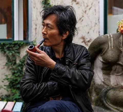 byung-chul-han-the-philosopher-who-lives-life-backwards-we-v0-jF1JlP2_BixTsRxI.webp