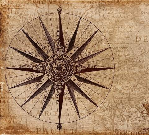 La imagen muestra una antigua brújula y un barco en un mapa marítimo.