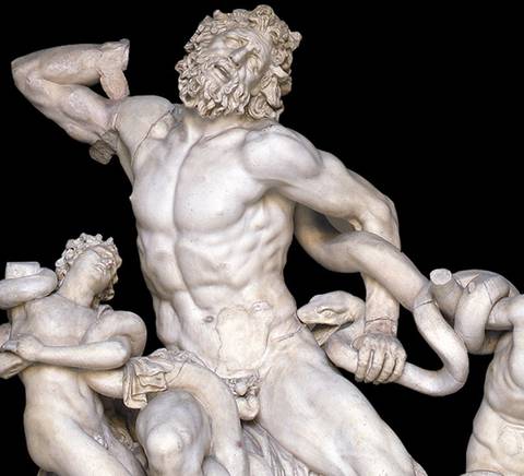 La imagen muestra una escultura en mármol de una escena mitológica con figuras luchando contra serpientes.