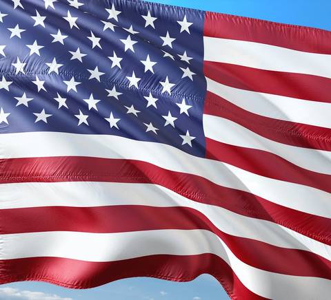 Una bandera ondeando con los colores y estrellas característicos de Estados Unidos.