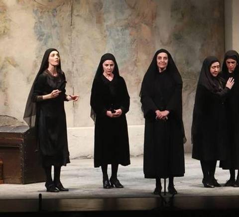LA-CASA-DE-BERNARDA-ALBA-en-el-Teatro-Espanol-Madrid-Es-Teatro-4.jpeg