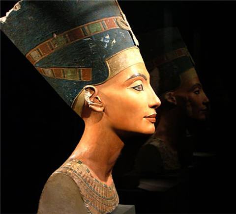 La imagen muestra un busto de una figura femenina con un tocado destacado y detalles elaborados.