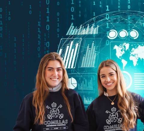 Dos mujeres jóvenes sonrientes con sudaderas aparecen delante de un fondo gráfico digital que representa datos y mapas mundiales.