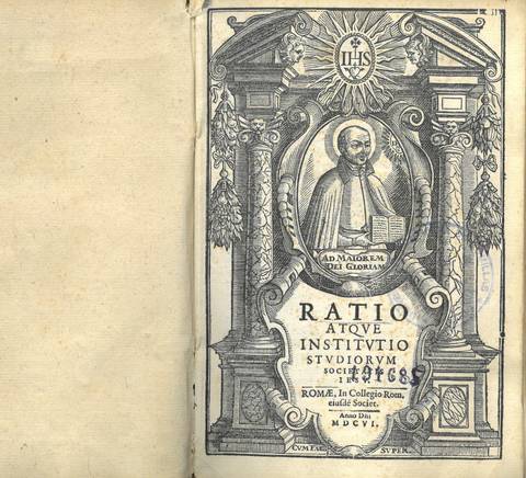 La imagen muestra una página de un libro antiguo con un grabado en la portada que incluye un retrato de un personaje con atributos religiosos.