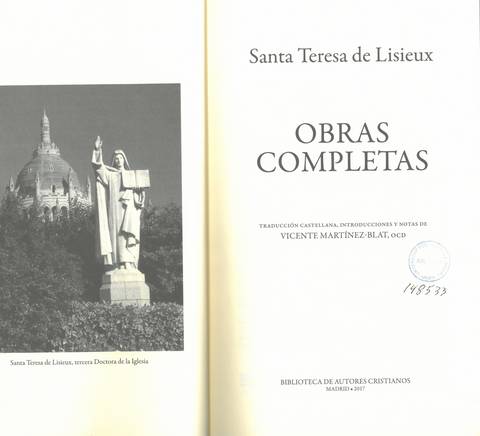 Imagen en blanco y negro que muestra una estatua de Santa Teresa de Lisieux frente a un edificio religioso.