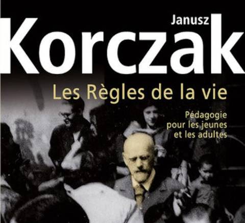 La imagen muestra la portada del libro 'Les Règles de la vie' de Janusz Korczak, con una fotografía en blanco y negro de un grupo de niños y un adulto.