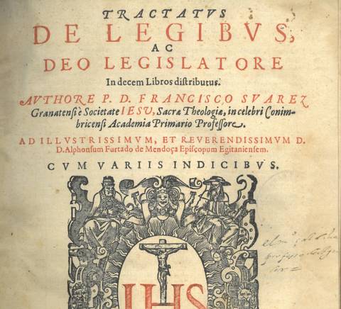 La imagen muestra la portada de un tratado sobre legisladores, con un elaborado diseño en su parte superior e insignias religiosas.