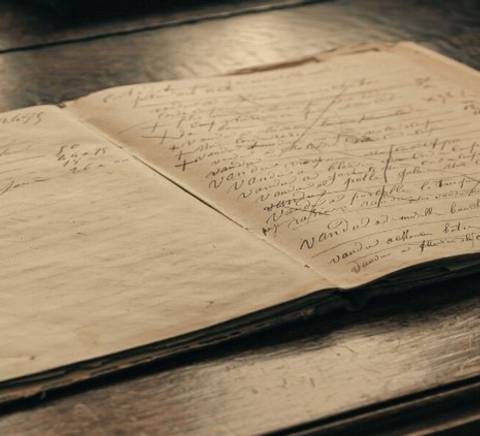 Un cuaderno abierto con varias páginas llenas de escritura a mano.