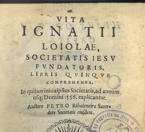 La imagen muestra la portada de un libro titulado 'Vita Ignatii Loyolae' de la Sociedad de Jesús.