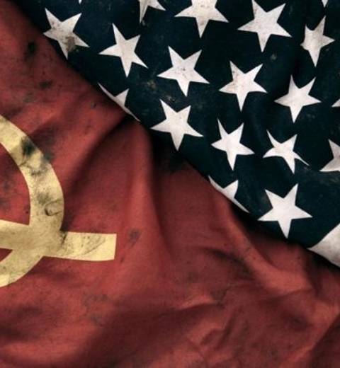 La imagen muestra las banderas de la Unión Soviética y Estados Unidos entrelazadas.