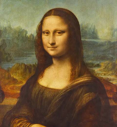 La imagen muestra a una mujer con una enigmática sonrisa frente a un paisaje de fondo.