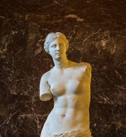 Escultura de una figura femenina clásica con un estilo elegante y detallado.