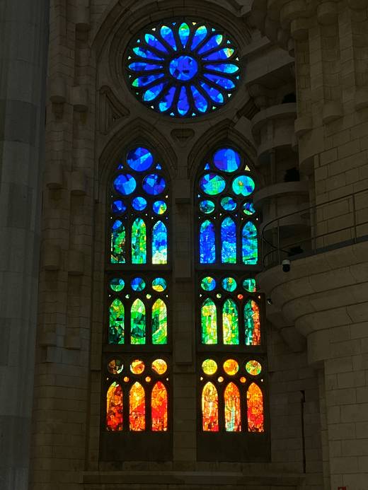 Un hermoso vitral con colores vibrantes en una iglesia.