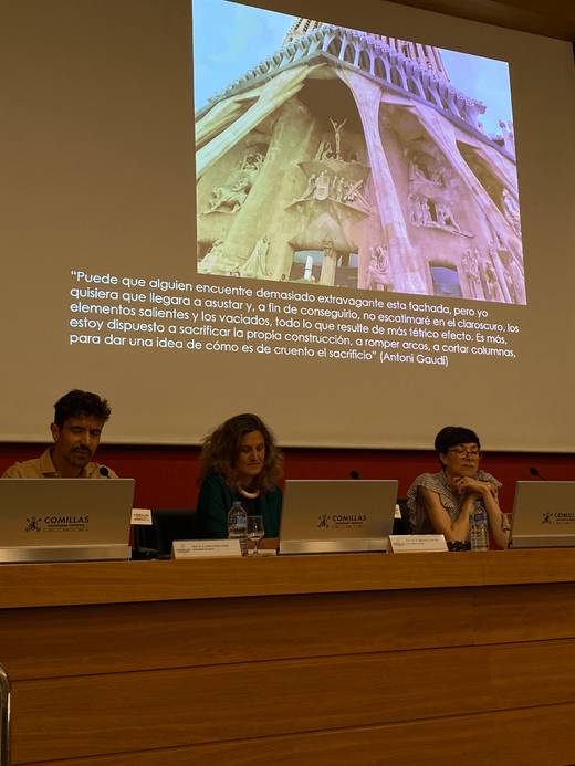 En la imagen se observa a tres personas sentadas frente a una pantalla con una cita de Antoni Gaudí sobre la arquitectura.
