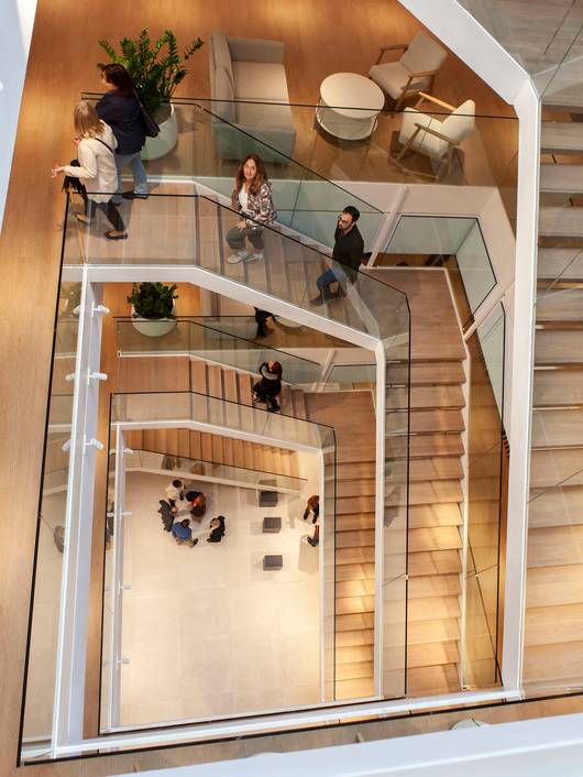 Vista panorámica de una escalera moderna con personas en varios niveles.